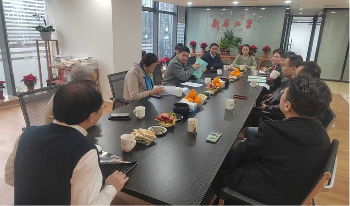 福建省文化和旅游产业促进会会长梁建勇(左四，原福建省委常委、宣传部部长)与副会长等进行《杜鹃花开时》剧本研讨.jpg